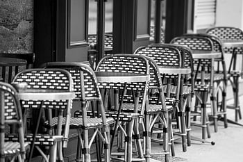 fotografie ve stupních šedi, židle, Pařížské bistro, kavárna, Klasický francouzský styl, Černý a bílý, elegantní zachycení, venkovní posezení, vinobraní nábytek, městské scény, pouliční nábytek