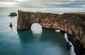 Littoral islandais, Formation de l'arc naturel, vue sur l'océan, falaises robustes, vue panoramique, falaise par mer, Arche naturelle magnifique, océan à couper le souffle, Paysage islandais, arche côtière, arc de mer