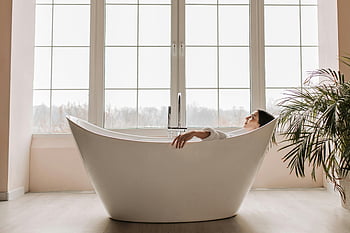 žena ve vaně, moderní vana, velké okno, Vnitřní relaxace, klidná scéna, žena relaxační, vana po okně, Vnitřní vana, moderní koupelna, velké skleněné okno, vnitřní scéna