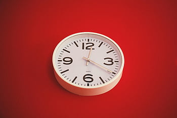 pyöreä valkoinen analoginen kello, minimalistinen seinäkello, vilkas punainen tausta, kello kolme, Valkokello kasvot, analoginen seinäkello, punainen taustakello, Kello näyttää aikaa, minimalistinen muotoilu, valkoinen kasvokello, pyöreä kellon suunnittelu