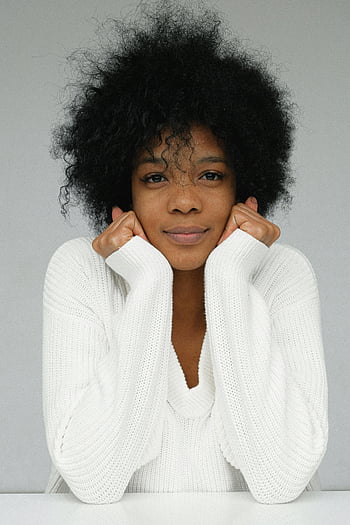 žena, Bílý pletený svetr, afro vlasy, Útulný svetr, teplý portrét, Jemný úsměv, relaxace, Černá žena, Stylový outfit, neformální móda, vnitřní portrét
