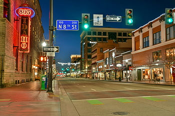 Downtown Idaho Street, Vida noturna vibrante, arquitetura encantadora, rua iluminada, Placas de neon, paisagem urbana ao amanhecer, Vida noturna urbana, luzes da rua, cena da cidade noturna, luzes de trânsito, sinalização de rua