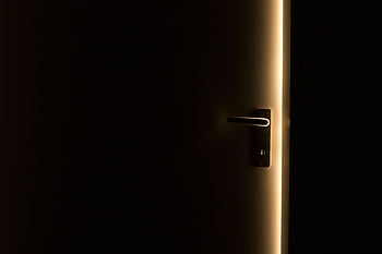 temná místnost, Dveře mírně pootevřené, zářící světlo, Ocelový rukojeť dveří, otevírání dveří, vnitřní osvětlení, Moderní rukojeť dveří, tmavý interiér, světelný kontrast, Design dveří, minimalistický design