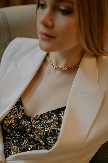 Náhrdelník zlatého řetězce, stylová žena, ozdobený top, Bílé sako, Vnitřní móda, elegantní outfit, zlaté šperky, elegantní vzhled, módní portrét, moderní styl, fotografování v interiéru