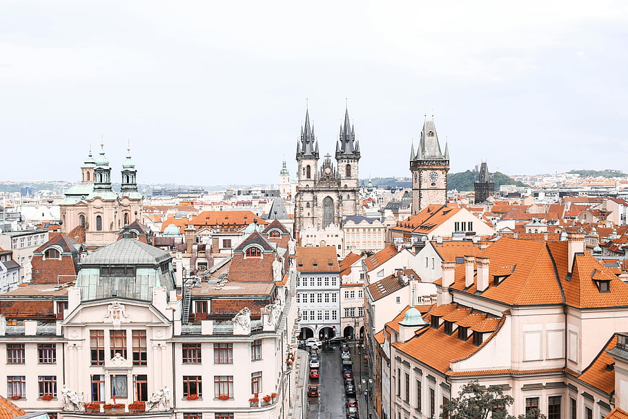 Praha, letecký pohled, týnský kostel, historické architektury, panoráma města, dron výstřel, praha panorama, Evropské město, kultovní památky, červené střechy, Česká republika