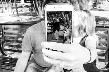 fotografie šedé stupnice, muž a žena, přičemž selfie, romantický pár, Lavička v parku, chytrý telefon, Selfie Kiss, venkovní nastavení, Černý a bílý, zásnubní prsten, pár fotografování