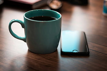 koffiekop, iphone, houten tafel, gezellige sfeer, moderne sfeer, close-up foto, koffiemok, smartphone, koffie en telefoon, tafel opstelling, dagelijks leven