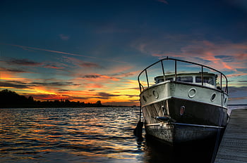 hvit båt, kropp av vann, gylden time, solnedgang, levende himmel, rolig vann, rolig scene, docked båt, solnedgang fotografering, vannrefleksjoner, rolig landskap