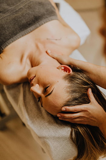 Masáž ženy, masáž hlavy, masáž krku, Nastavení lázní, relaxace, wellness, Serene Spa, masážní terapie, lázeňská léčba, žena relaxační, lázeňská relaxace