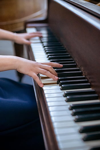 fortepian, Ręce grające na pianinie, talent muzyczny, kunszt, zbliżenie, kobieta gra na fortepianie, klawisze pianina, melodia, Utalentowany pianista, Wydajność fortepianu, pełna wdzięku gra