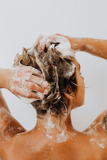donna che lava i capelli, doccia, vista posteriore, sfondo bianco, shampoo, schiuma, igiene personale, cura dei capelli, pulizia, cura della pelle, benessere