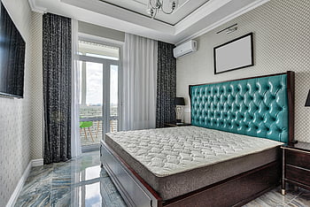 moderní ložnice, Vzhled interiéru, Velká postel, mramorová podlaha, Balkon přístup, Stylová ložnice, klidná ložnice, Současný nábytek, plochý interiér, moderní dekor, šedozelená čelní deska