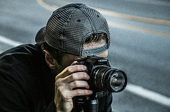 fotografo, cappello, scena di strada, fotocamera dslr, canone, all'aperto, uomo, scattare foto, macchina fotografica nera, fotografia urbana, fotografia di strada