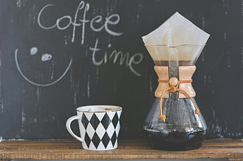 čas na kávu, chemex, čerstvě uvařená káva, Vzorovaný hrnek, Útulná scéna kavárny, ranní rituály, kávový šálek, vaření kávy, kávový nápoj, kultura kávy, moment kávy