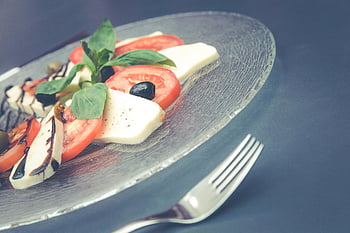 caprese salát, rajčata, mozzarella, čerstvá bazalka, olivy, skleněný talíř, italská kuchyně, Zdravé stravování, vegetariánský, letní jídlo, Prezentace jídla