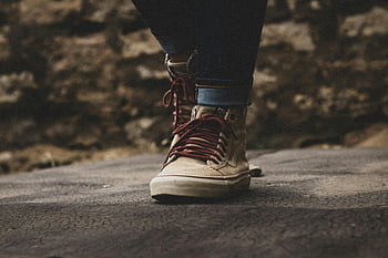 รองเท้า vans, ผ้าลูกไม้สีแดง, พื้นผิว, สไตล์ถนนที่ทันสมัย, รองเท้าผ้าใบระยะใกล้, เดินบนถนน, แฟชั่นสตรีท, รองเท้าลำลอง, สไตล์เมือง, กางเกงยีนส์, คนกำลังเดิน