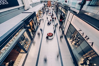 Einkaufszentrum, Moderne Geschäfte, verschiedene Käufer, geschäftige Szene, lebendige Szene, Menschen gehen, Innenmall, Einzelhandelsumfeld, Modegeschäfte, Mall -Atmosphäre, Verbraucheraktivität