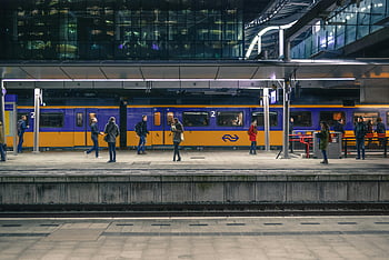 vasútállomás, modern vonat, élénk vonat, éjszakai jelenet, emberek állnak, emelvény, vonat alatt fészer alatt, modern állomás, vonat éjszaka, állomás platform, élénk színek