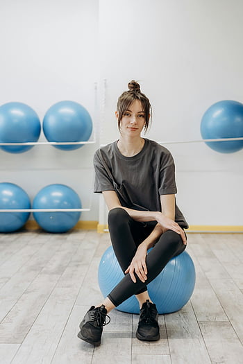 mulher, sentado, Bola de ioga azul, Academia, ginástica, equilibrar, jovem mulher, exercício, exercite-se, estilo de vida saudável, sportswear