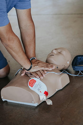 cpr, ανδρείκελο κατάρτισης, aed, τα χέρια που επιδεικνύουν, Τεχνική CPR, μανεκέν, άμεση απάντηση, πρώτες βοήθειες, θωρακικές συμπιέσεις, ιατρική κατάρτιση, αναζωογόνηση