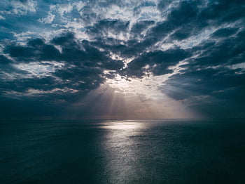 krajinářské fotografie, mraky, západ slunce oceánu, dramatické mraky, sluneční paprsky, Serene Seascape, západ slunce, pohled na oceán, přírodní scenérie, fotografie oblohy