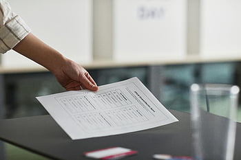 hlasování, Hlavní hlasování rukou, Symbol demokracie, občanská práva, Vnitřní hlasování, Close-up hlasování, volební proces, hlasovací lístek, Hlasovací práva, demokratický proces, Účast voličů