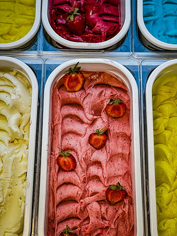 ไอศกรีมเจลาโต้, ถาดไอศกรีมที่มีชีวิตชีวา, ท็อปปิ้งสตรอเบอร์รี่สด, ขนมหวานแสนอร่อย, ไอศกรีมระยะใกล้, เจลาโต้สตรอเบอร์รี่, ความหลากหลายของหวาน, รสชาติไอศครีม, ไอศครีมหลากสี, รสชาติเจลาโต้, รสชาติสตรอเบอร์รี่