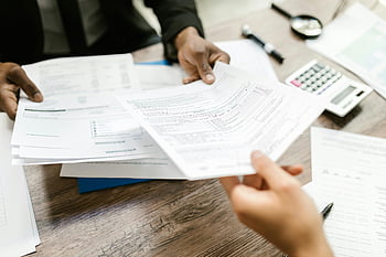 Belgeleri dağıtmak, belge alışverişi yapan profesyoneller, ofis ayarı, evrak, veri analizi, belge değişimi, iş görüşmesi, ofis evrakları, profesyonel etkileşim, belge incelemesi, ofis ortamı