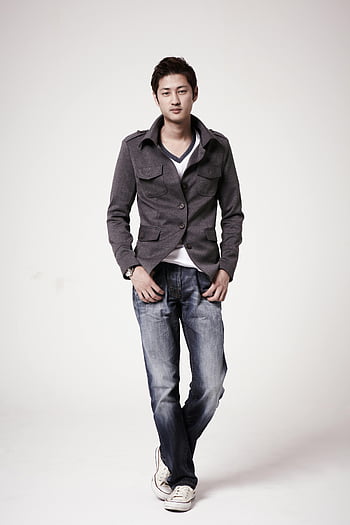 homme, pantalon en denim bleu, à la mode, un jeune homme, réglage du studio, tenue décontractée, pose confiante, jeans, Tenue élégante, des baskettes blanches, veste grise