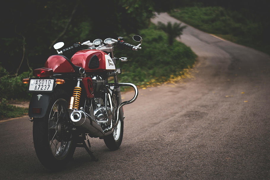 Červený standardní motocykl, zemědělské silnici, klasický motocykl, ročník motocyklu, klikatá cesta, svěží zeleň, zaparkovaný motocykl, venkovní scénu, fotografování motocyklů, výlet, malebné silnici