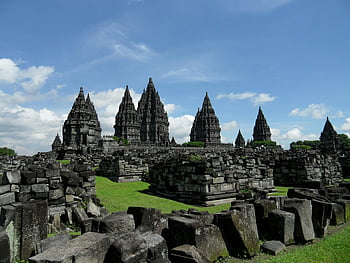 chrám prambanan, Jáva, Indonésie, starověké architektury, kamenná architektura, jasné modré nebe, zatažená obloha, šedé betonové budovy, historické místo, cíl cesty, kulturní dědictví