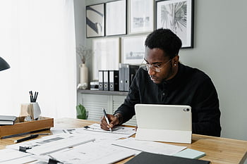 man schrijven, wit papier, professionele man, Moderne kantoorbureau, tabletgebruik, kantoorwerk, opstelling van het bureau, zakelijke omgeving, gericht werk, kantoor artikelen, werkruimte organisatie