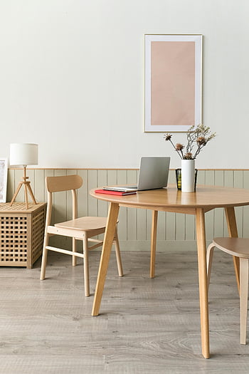 dřevěný nábytek, Minimalistická domácí kancelář, dřevěný stůl, dřevěné židle, Nastavení notebooku, domovní dekorace, moderní kancelář, přírodní dřevo, jednoduchý design, vnitřní pracovní prostor, Útulná kancelář