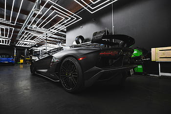 černý lamborghini aventador, Stylová garáž, moderní osvětlení, černé auto, zaparkováno, Interiér garáže, luxusní auto, špičkové vozidlo, elegantní design, automobilové fotografie, Automobiloví nadšenci