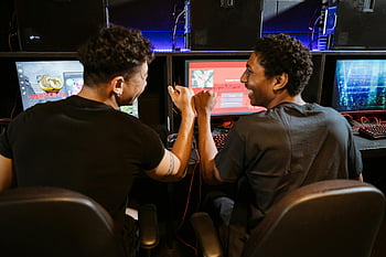 コンピューターゲームをしている男性、 ゲーム競争、 男性の友達、 チームワーク、 友情、 屋内ゲーム、 勝利のお祝い、 コンピューターゲーム、 エスポート、 ゲーム仲間、 ゲームの勝利