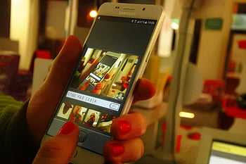 gümüş samsung android akıllı telefon, yakın çekim eli, akıllı telefon fotoğrafçılık uygulaması, kapalı fotoğraf, telefon tutan kişi, android cihaz, samsung telefon, fotoğrafçılık uygulaması arayüzü, kapalı fotoğrafçılık, akıllı telefon ekranı, Kırmızı tırnaklarla el