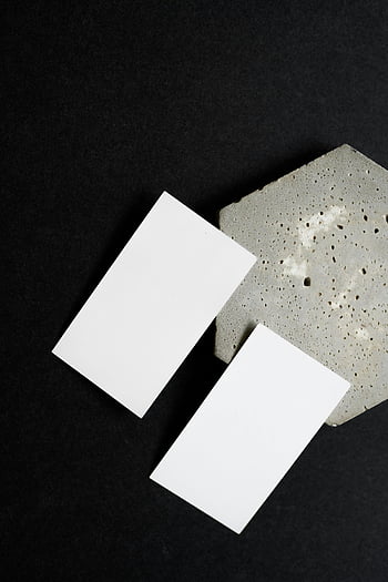 üres téglalap, fehér papír, fekete textil, minimalista makett, névjegykártyák, texturált felület, fehér kártyák, fekete háttér, minimalista design, üres kártyák, fehér felület