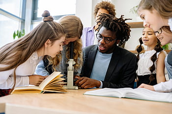 Lezione di scienze, microscopio, insegnante, studenti, aula, apprendimento, curiosità, formazione scolastica, educazione scientifica, insegnamento, Fidanzamento