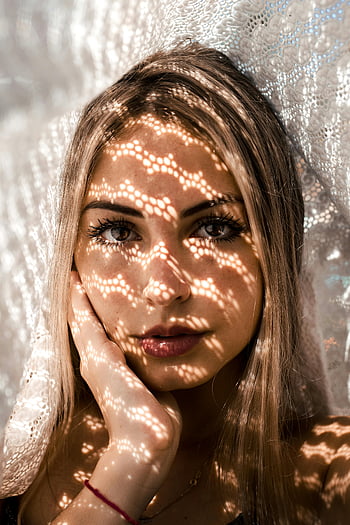 foto ravvicinata, donna, ombre di pizzo intricate, ritratto drammatico, ombre di pizzo, viso, ritratto, avvicinamento, volto di donna, illuminazione drammatica, tenda di pizzo