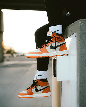 oranžové tenisky, detailní pohled, sportovní obuv, městské pozadí, pouliční módy, Nike ponožky, vysoké tenisky, ležérní obuv, moderní styl, městského životního stylu, Trendy na streetwear
