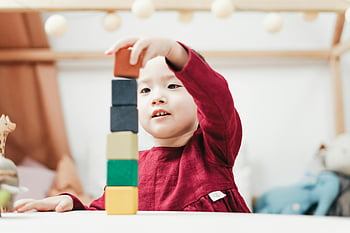 dítě hraje, dřevěné bloky, malé dítě, Barevné bloky, Útulná herna, vnitřní hru, Vzdělávací hračky, rané dětství, Play -time aktivity, vnitřní aktivity, Vývoj dítěte