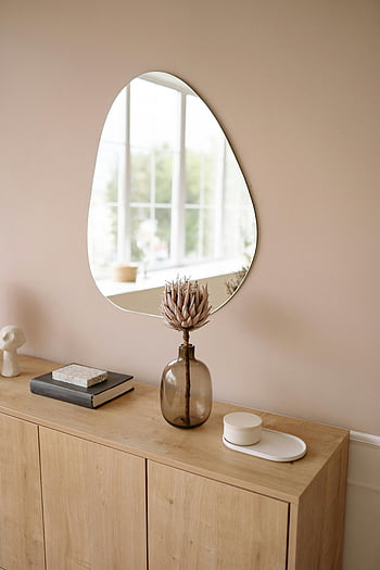 Oglindă fără ramă, perete brun, interior modern, oglindă unică, vază, dulap din lemn, lumina naturala, Decor elegant, design contemporan, decoratiune interioara, design interior