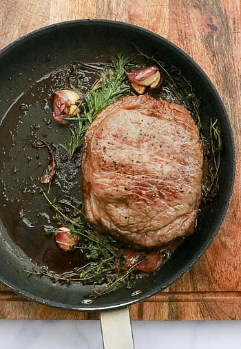 frying pan, cooking pork, juicy steak, rosemary, garlic, top view, steak cooking, frying pan recipe, steak with herbs, pan-fried steak, steak preparation