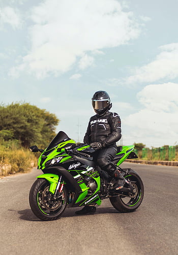 ninja kawasaki, moto verde, casco negro, motociclista, camino abierto, nueva Delhi, motocicleta, equitación, al aire libre, bicicleta deportiva, equipo de seguridad