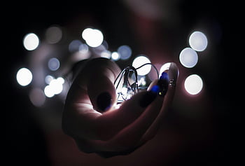 detailní fotografie, ruční světla, bílá řetězec světla, zářící světla, bokeh efekt, Slavnostní atmosféra, detailní ruka, řetězec světla, bokeh světla, Slavnostní světla, Detailní světla