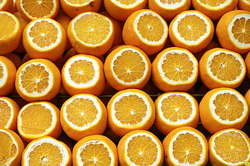 naranjas en rodajas, naranjas vibrantes, naranjas recién cortadas, interior jugoso, estilo de vida saludable, rodajas de naranja, mitades de naranja, frutas cítricas, Segmentos de naranja, pulpa de naranja, zumo de naranja