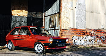 rød 3-dørs hatchback, parkeret, bygning, by-, Graffiti-dækket væg, klassisk bil, vintage stil, rød bil, hatchback bil, bymæssige omgivelser, vintage køretøj