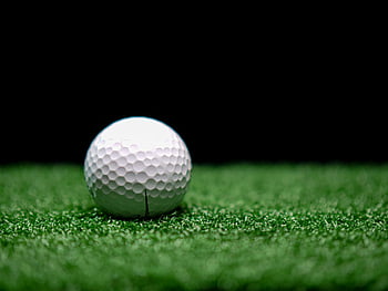 pallina da golf, erba sintetica, pallina da golf increspata, sfondo scuro, scatto dettagliato, erba erbosa, attrezzatura sportiva, attrezzatura da golf, fotografia ravvicinata, erba verde, palla sportiva