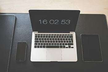 Macbook Pro, accendere, 16 02 53, Diangia da ufficio elegante, il computer portatile, smartphone, tavoletta, tecnologia moderna, dispositivi digitali, impostazione dello spazio di lavoro, Gadget tecnologici