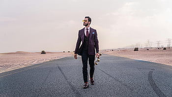 muž chůze, formální oblečení, opuštěné silnici, drží skateboard, Stylová móda, Nastavení pouště, muž v obleku, skateboard, pouštní silnici, modní styl, muž chůze silnice